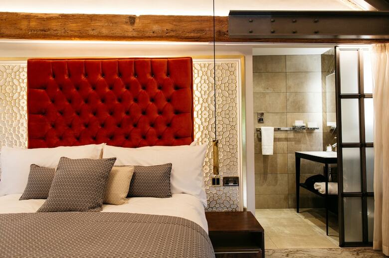 Hotel Quite Simply French
