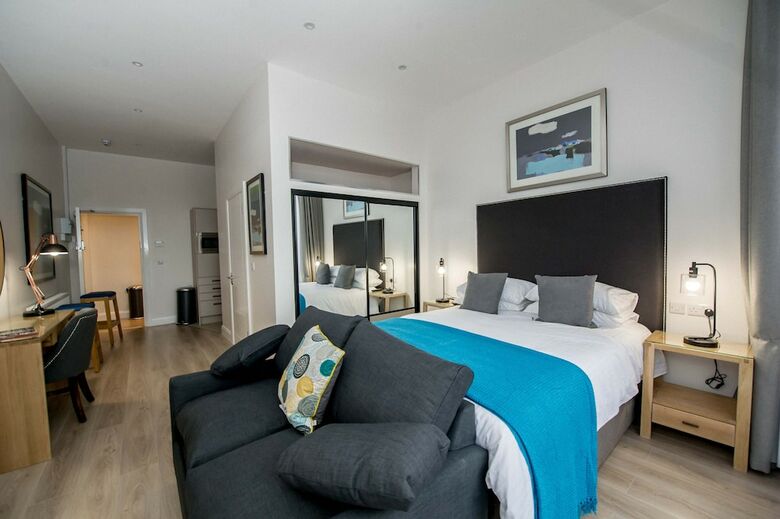 Apartamentos The James Suites