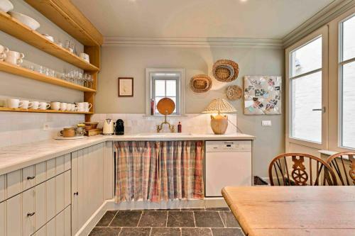 Rustic Private Cottage With 2 King Beds In Old Centre - Groeninghe