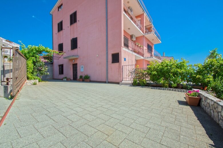 Apartments Luka