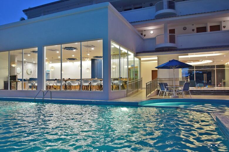 Hotel Avi Pangkor Beach Resort