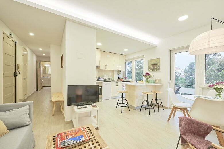 Light Apartment W/ Balcony + Free Pickup Apartment By Timecooler