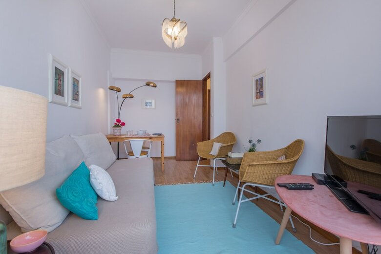 Light Filled Apartment + Free Pick-up, By Timecooler