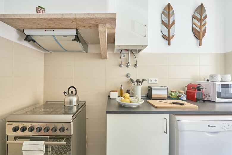 Bel�m Light Filled Apartment + Free Pick-up, By Timecooler
