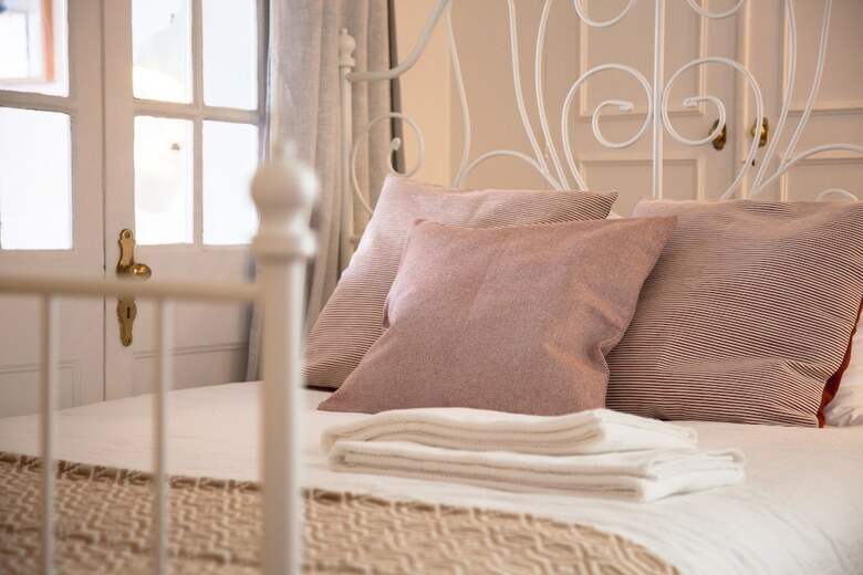 Alfama Sunny & Typical Apartment + Free Pick-up, By Timecooler
