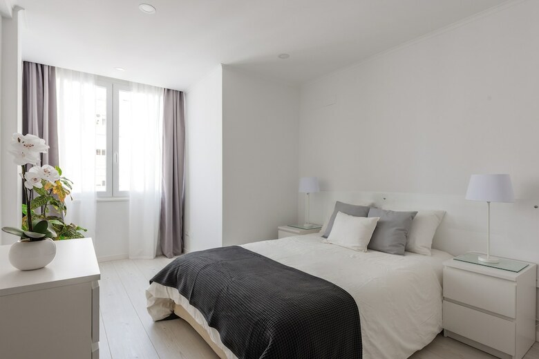 Light-filled Apartment, W/ Free Pick-up By Timecooler