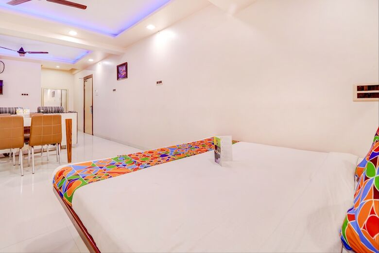 Fabhotel Crystal Court Inn