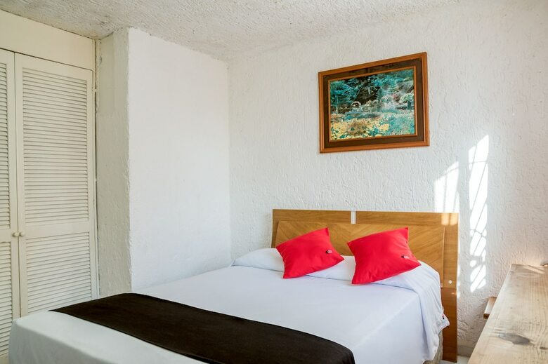 Hotel Capital O Farallon Inn