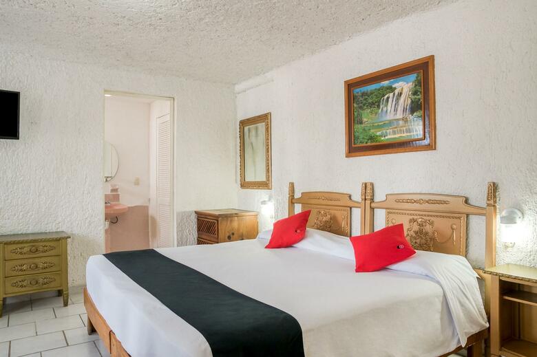 Hotel Capital O Farallon Inn