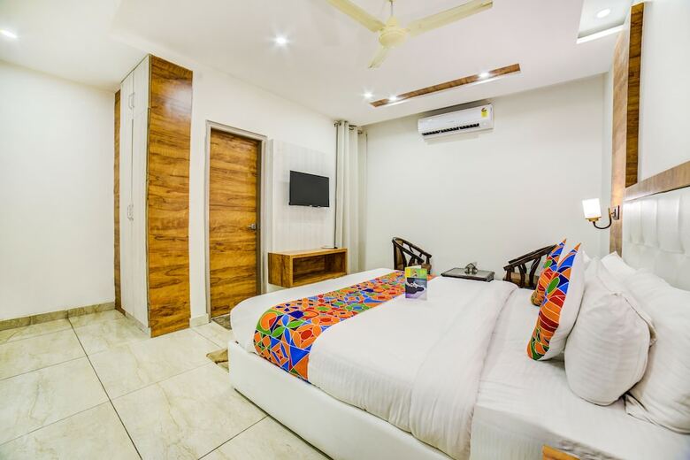 Fabhotel Three Palms