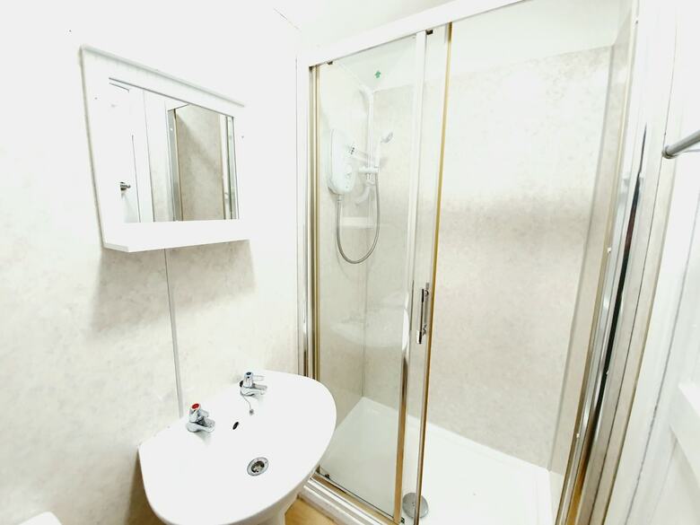 Apartamentos Bright Airy Home With Free Parking