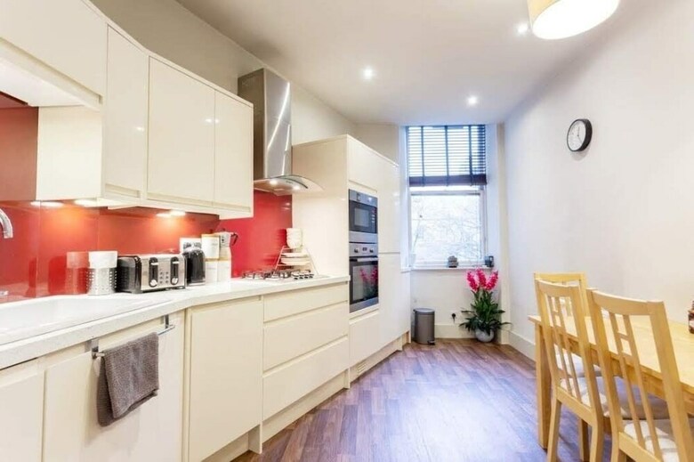 Vibrant Spacious Apartment In West End