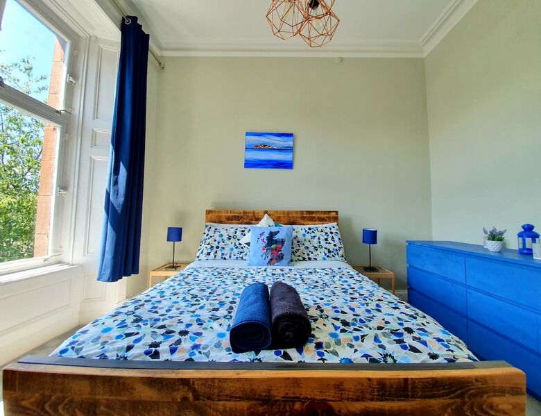Gorgeous Light Apartment In West End