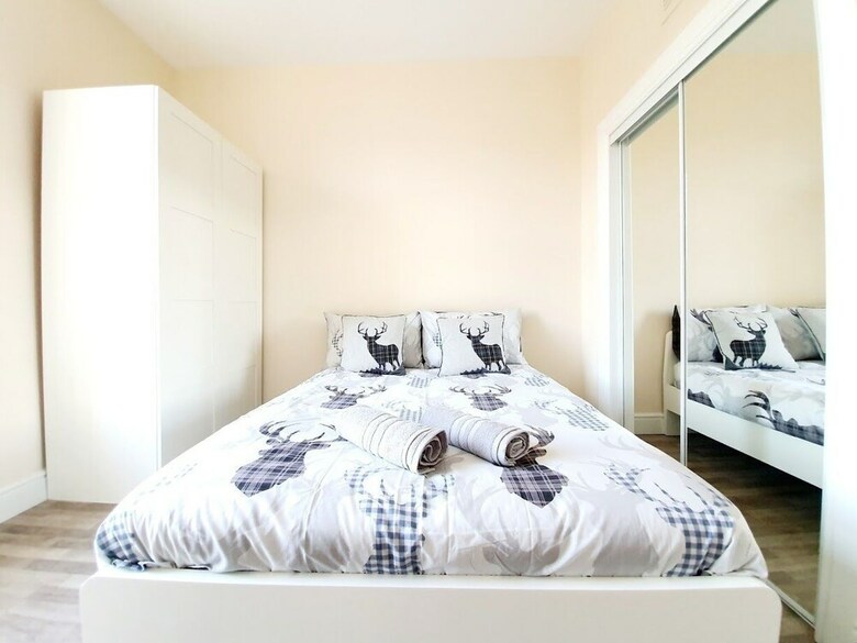 Gorgeous Light Apartment In West End