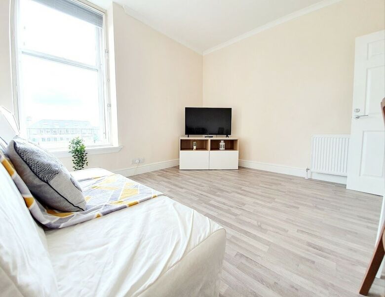 Gorgeous Light Apartment In West End