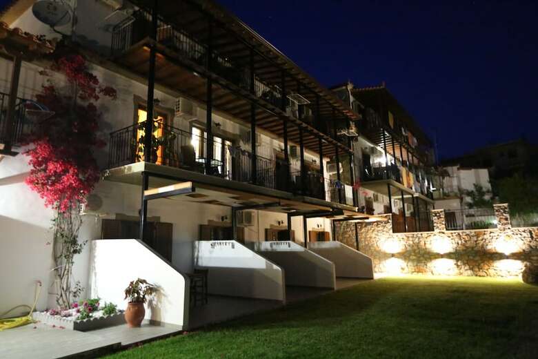 Apartamentos Theodora Studios & Suites