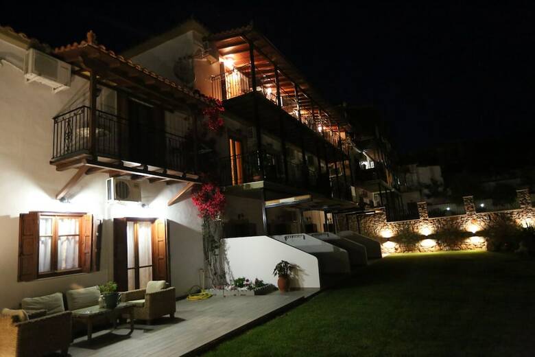 Apartamentos Theodora Studios & Suites