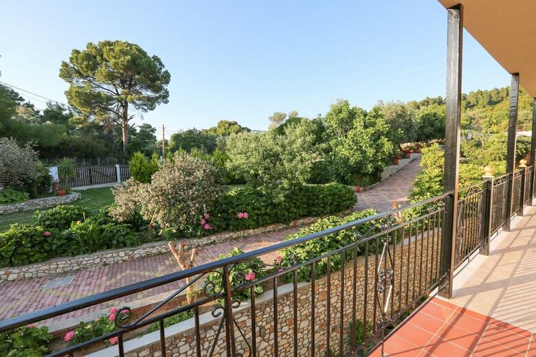 Apartamentos Theodora Studios & Suites