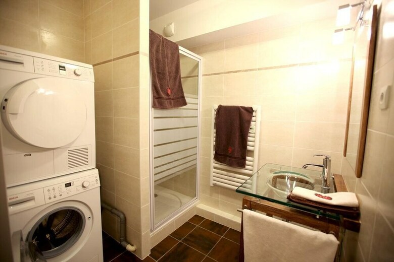4 Rooms 8 People 3 Cl�s West Facing
