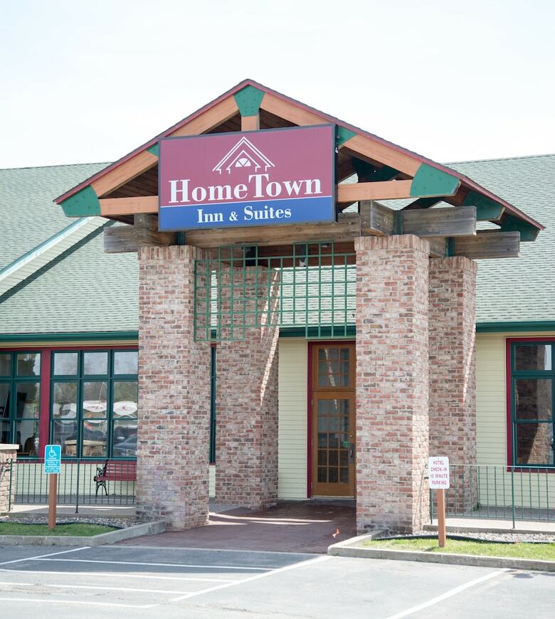 Hotel Hometown Inn & Suites
