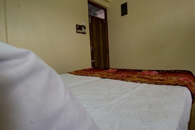 Spot On 45084 Hotel Navaratna Deluxe