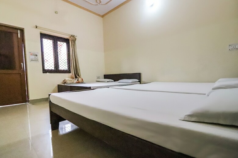 Hotel Spot On 60838 Shri Giriraj Dham