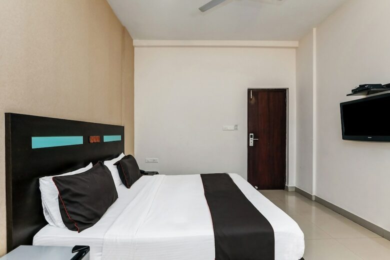Collection O 50126 Hotel Sk Elegance