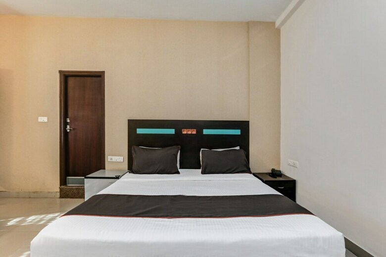 Collection O 50126 Hotel Sk Elegance
