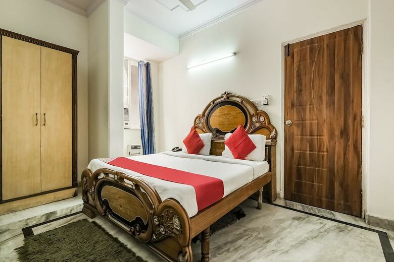 Oyo 44081 Hotel Royal Holidays