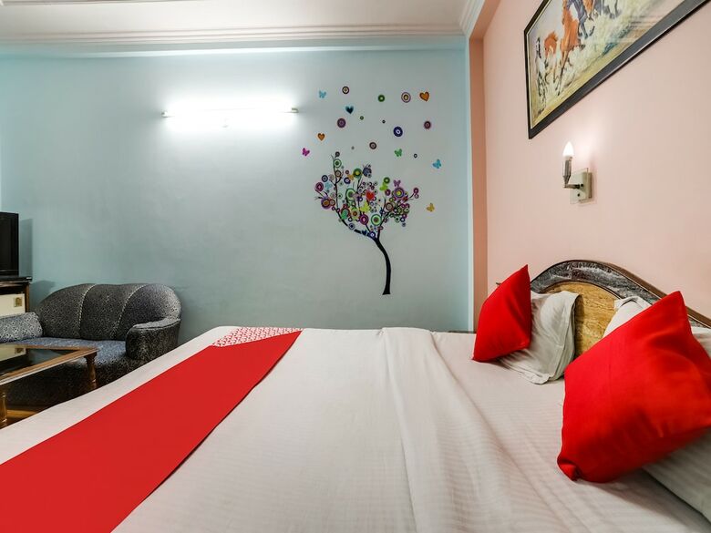 Oyo 43687 Golden Deluxe Hotel
