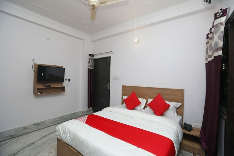 Hotel Oyo 37055 M R Residency