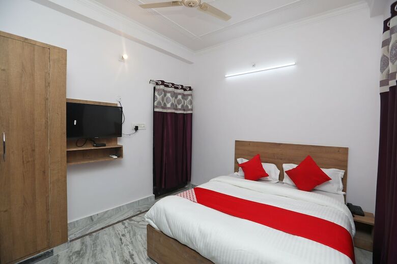 Hotel Oyo 37055 M R Residency