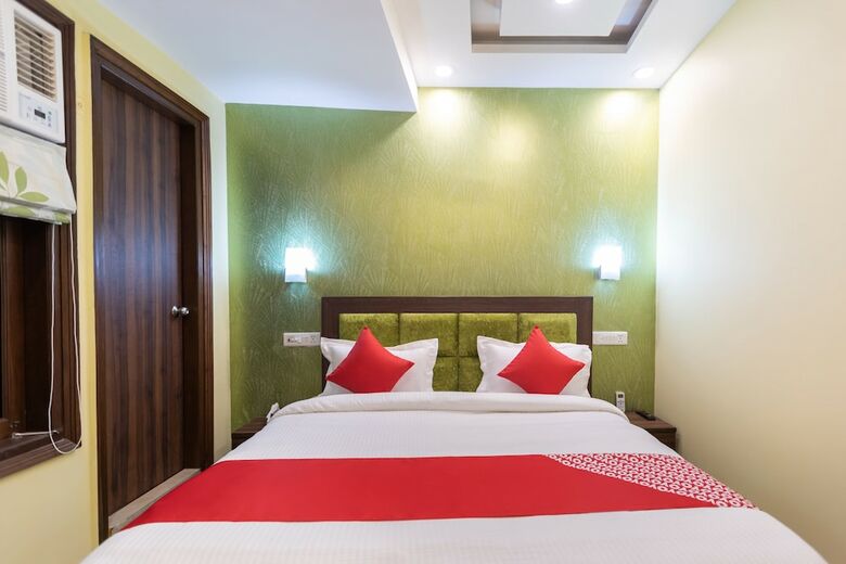 Oyo 29932 Hotel R S Plaza
