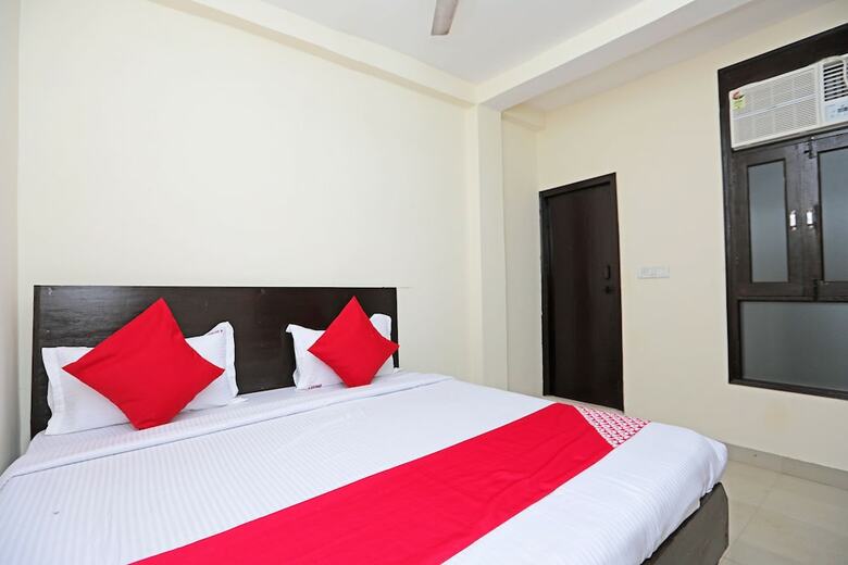 Hotel Oyo 44282 Gulshan Deluxe