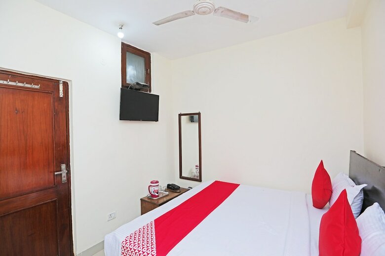 Hotel Oyo 44282 Gulshan Deluxe