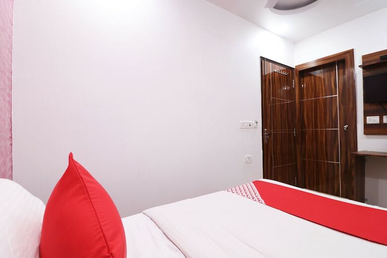Hotel Oyo 46446 Madho Palace