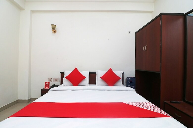 Oyo 28053 Hotel Gayatri Palace