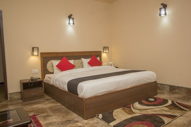 Capital O 61801 Hotel Regal Residency