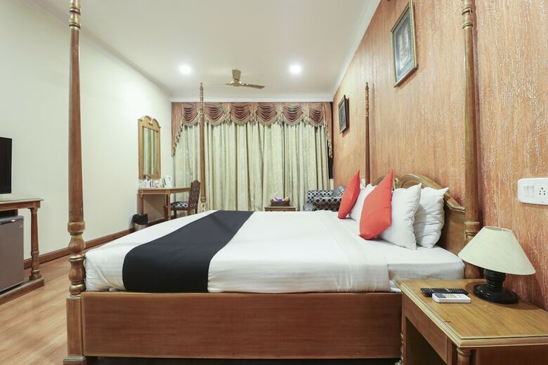 Capital O 5439 Hotel Shiraaz