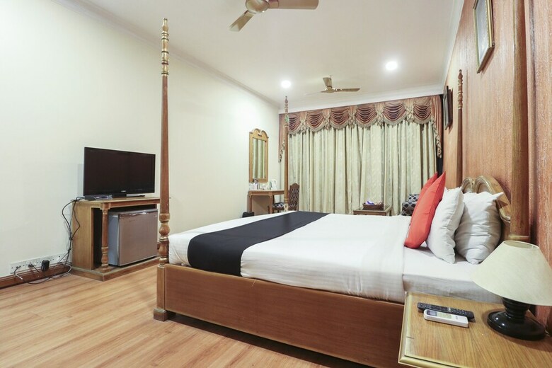 Capital O 5439 Hotel Shiraaz