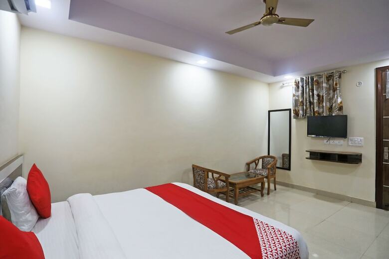 Hotel Oyo 13306 Rampal Palace