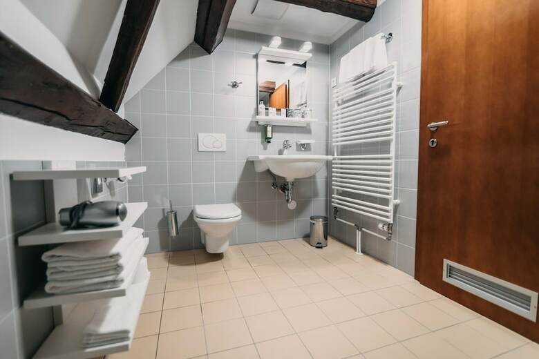 Hotel Dvor Jezer?ek Brnik
