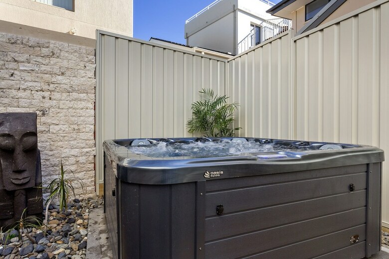 Dolphin Studio Apartment, 1a Ocean Street