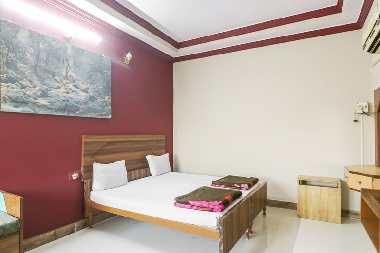 Spot On 46266 Hotel Poonam