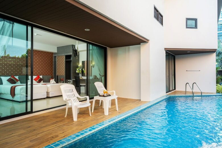 Hotel The Thames Pool Access Resort