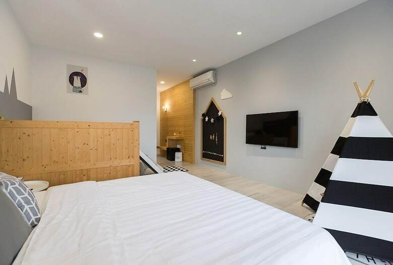 Hotel Blue White