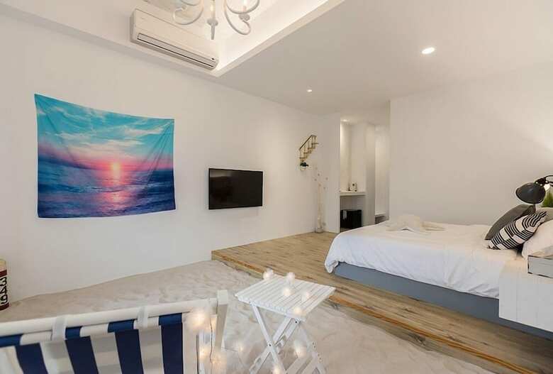 Hotel Blue White