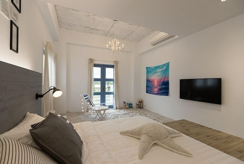 Hotel Blue White