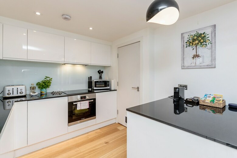 Large Windsor Apartment Free Parking