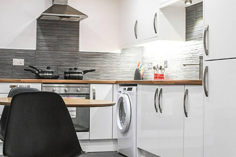 Modern And Bright 1 Bedroom Apartment